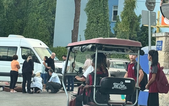 Antalya Aksu'da motosikletli genç kıza ilk müdahaleyi Rektör Özkan yaptı
