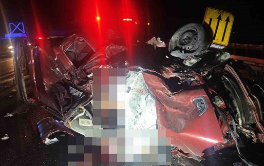 Aydın-Denizli otoyolunda tır ile hafif ticari araç çarpıştı, 3 kişi hayatını kaybetti
