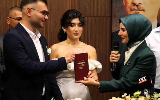 Bakan Göktaş, Denizli'de evlilik desteği alan çiftin nikah şahidi oldu