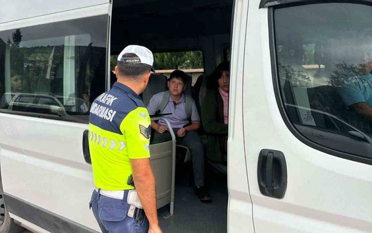 Bilecik'te okul çevreleri ve servis araçları denetlendi, 15 araç kontrol edildi