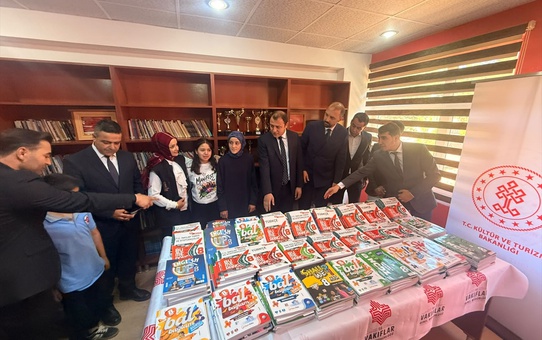 Bitlis Vakıflar ekipleri Şirvan'da öğrencilere kitap ve eğitim materyali dağıttı