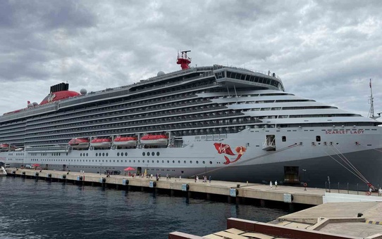 Bodrum'a Korfu'dan gelen Scarlet Lady 2 bin 560 yolcu getirdi
