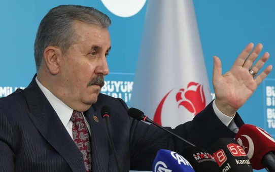Destici'yi küplere bindiren bayrak! Genel sekretere dönüp sordu: Bu nedir?