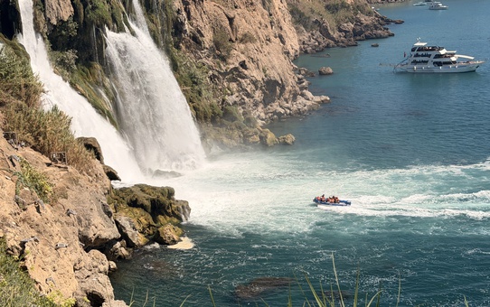 Düden Şelalesi'nde botlar şelalenin altına kadar ilerledi, turistler su serpintisiyle ıslandı