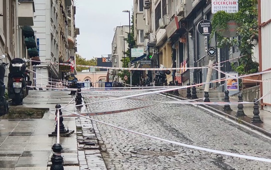 Fatih'te yıkım kararı verilen 5 katlı otelin çatı katı çöktü
