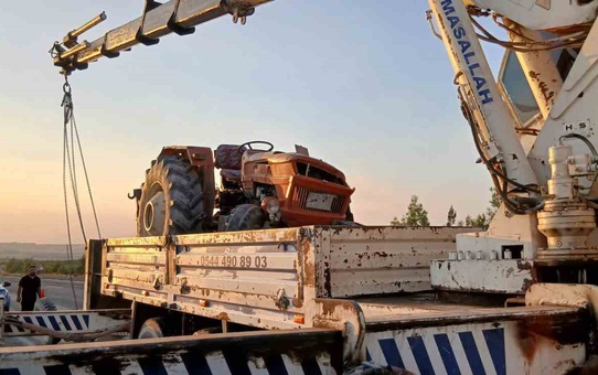 Şanlıurfa Bozova'da fıstık yüklü traktör şarampole devrildi, sürücü ağır yaralandı