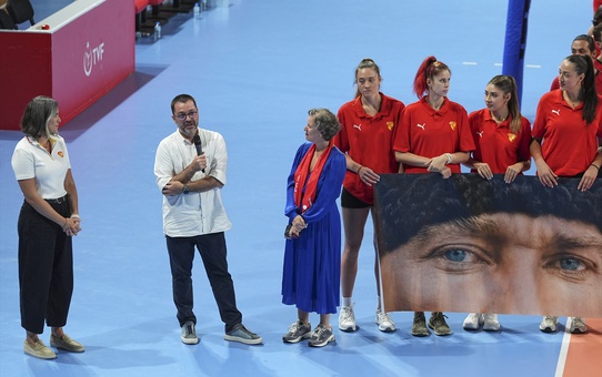 İzmir'in kadın voleybol takımları sahaya 'karma takımla' çıktı