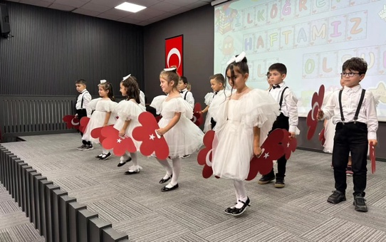 Kumru'da İlköğretim Haftası programında öğrenciler şiir okudu