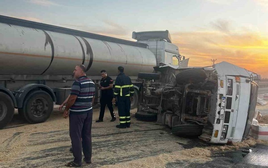 Mardin Kızıltepe'de tırla çarpışan saman yüklü kamyonet devrildi, sürücü yaralandı