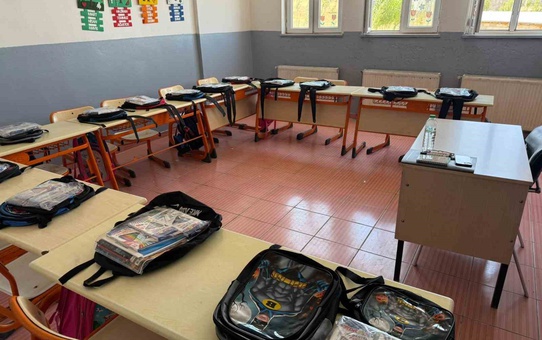 Patnos'ta polis memuru Şahin, yüzlerce öğrenciye çanta ve kırtasiye ulaştırdı
