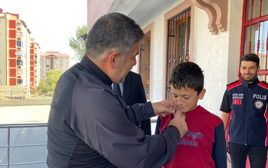 Erzurum'da Motosikletli Polis Timleri Faik Güngör Ortaokulu'nda öğrencilerle buluştu