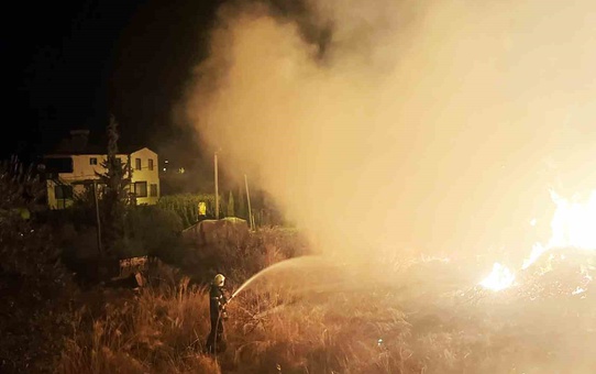 Seydikemer'de bitki atığı yığınında yangın çıktı, 500 metrekare yandı