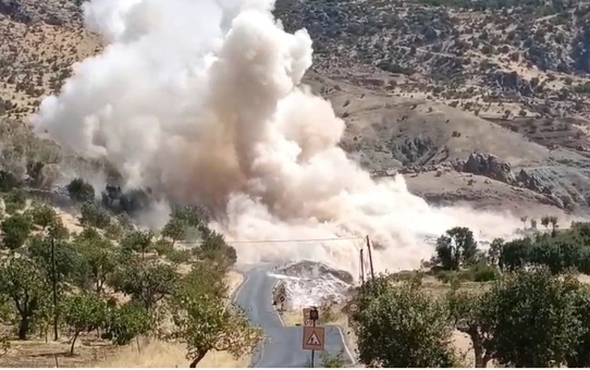 Siirt-Pervari yolunda kontrollü patlatma kamerada