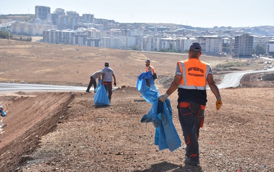 Siirt Belediyesi çevre yolunda biriken atıkları temizledi