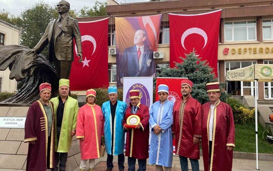 Sinop'ta 39. Ahilik Haftası'nda Uğur Kalemtaş'a Ahilik kaftanı giydirildi