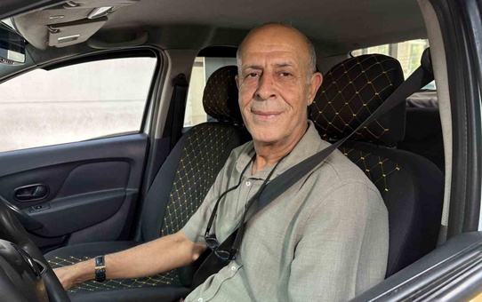 Taksici, kalp krizi şüphesiyle fenalaşan yolcusunu polis eşliğinde hastaneye yetiştirdi