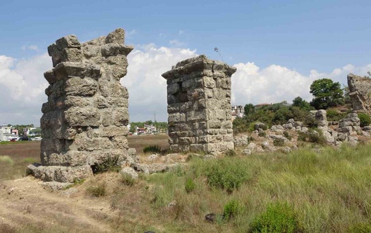 Manavgat'taki 2. yüzyıl su kemerleri bakımsızlık yüzünden yıkılıyor