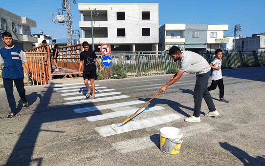 Adana'da veli, 5 okulun bulunduğu caddede yaya geçidini kendisi çizdi