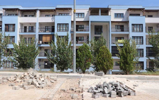 Adana Sarıçam'da TOKİ konutlarının yolları tepki çekiyor