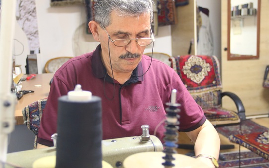 Aksaray'da 58 yıllık terzi, 30 yıldır aynı dükkanda mesleğini sürdürüyor