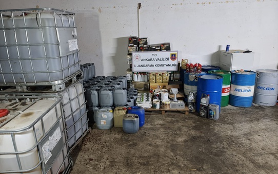 Ankara'da kaçak akaryakıt operasyonunda 8 bin litre madeni yağ ele geçirildi