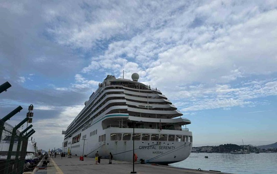 Bodrum'a gelen Crystal Serenity, 693 yolcu ve 529 mürettebatla esnafa hareketlilik kattı