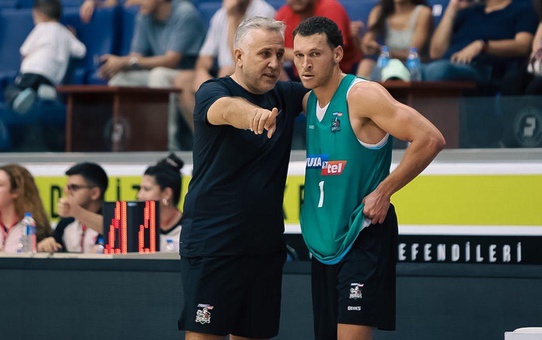 Yukatel Denizli Basket'in ilk Avrupa maçında Zafer Aktaş oyuncularını kutladı