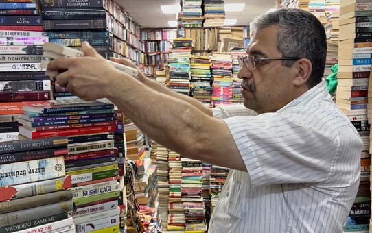 Sahaf Kaynar'ın 45 metrekarelik dükkanında 35 bin kitap, alıcısını bekliyor