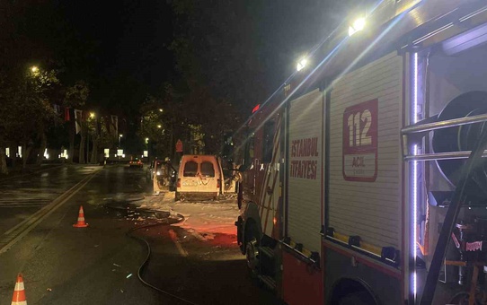 Dolmabahçe Sarayı’nın önünde hafif ticari araç alevlere teslim oldu