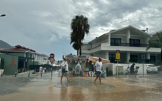 Fethiye'deki sağanak Ölüdeniz'de ulaşımı aksattı, suyun rengi kahverengiye döndü
