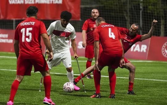 Gaziler Günü için Riva'da futbol maçı oynandı