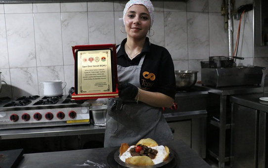 Isparta'da aşçılık öğrencisi Ömür Cennet Bıçaklı, stajyerlikten 'Yılın Çırağı' ödülüne uzandı