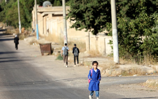 Suriye Kuneytra'da İsrail baskınları eğitimi felç etti, öğrenciler okula korkuyla gidiyor