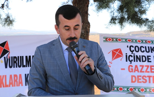 Kilis'te öğrenciler Türk ve Filistin bayraklı uçurtmaları gökyüzüne bıraktı
