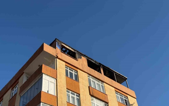 Küçükçekmece'de 6 katlı binanın çatı katındaki ev yangında kullanılamaz hale geldi