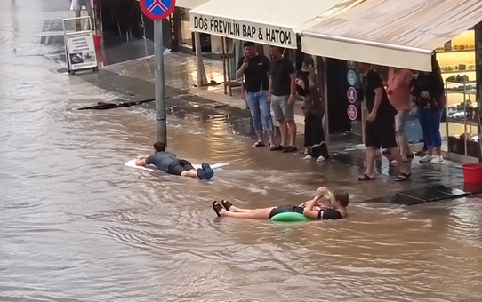 Turizm cennetinden sağanak manzaraları: Caddeler nehre dönüştü, turistler sel sularında yüzdü