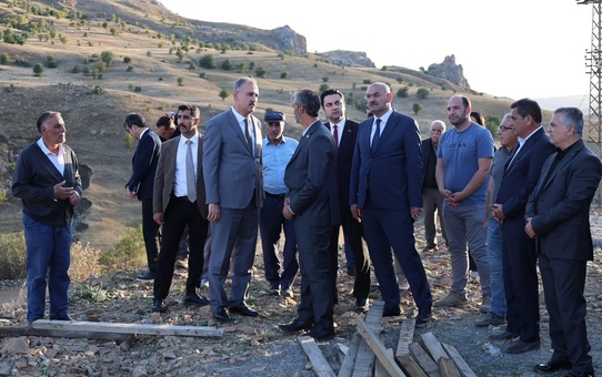 Ağrı Valisi Bozkurt, Soğanlı-Kocataş yolundaki 9 kilometrelik asfalt çalışmasını inceledi