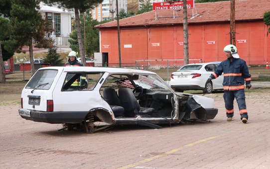 Yozgat itfaiyesinden kaza ve yangın tatbikatı, 55 personel görev aldı