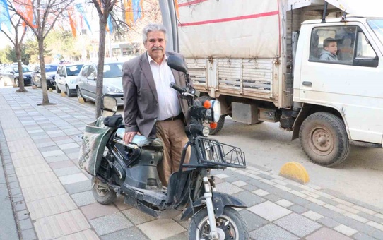 39 yılda girdiği 19 seçimi kaybeden Menderes Koçak hayatını kaybetti