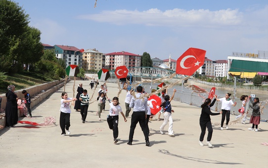 Ağrı'da öğrenciler Gazzeli çocuklar için Türk ve Filistin bayraklı uçurtma uçurdu