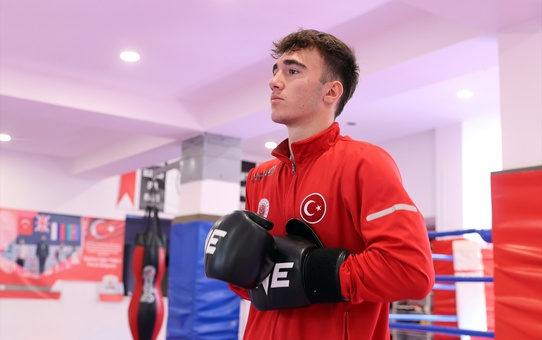 Antrenörsüz çalışan milli muaythai sporcusu Yıldız altın madalya peşinde