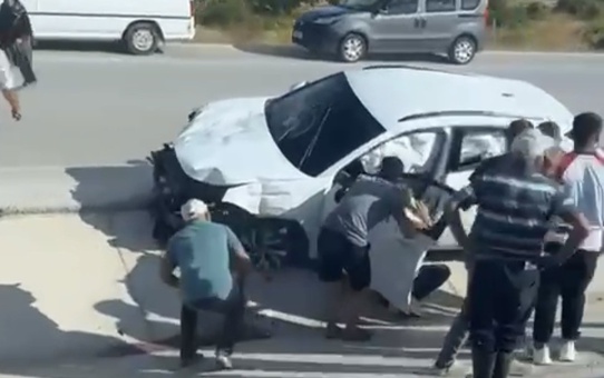 Karamanlı-Burdur yolunda otomobil refüjdeki levhalara çarptı, sürücü hafif yaralandı