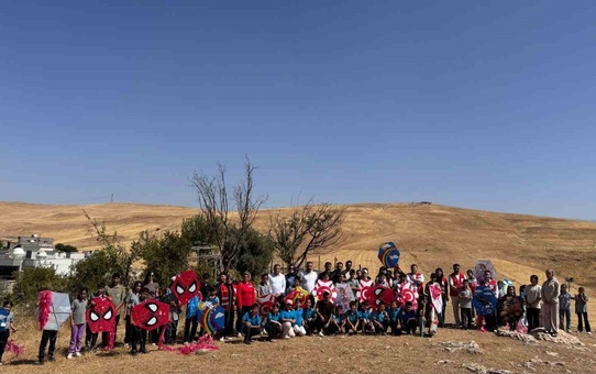 Cizre'de öğrenciler Filistinli çocuklar için uçurtma uçurdu