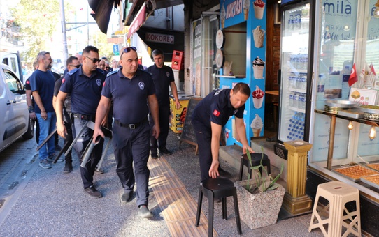 Edremit'te zabıta, kaldırımdaki tezgah ve tabelaları yaya geçişi için kaldırdı