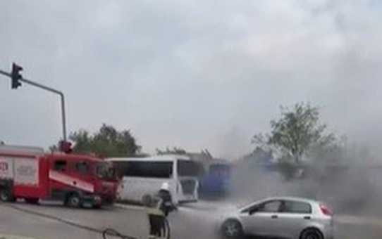 Elazığ'da seyir halindeki otomobilin motorunda çıkan yangın söndürüldü