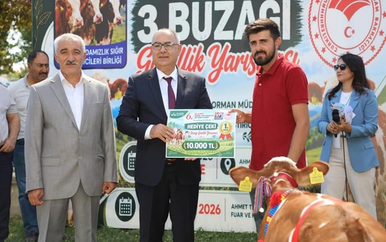 Elazığ fuarında buzağı güzellik yarışmasında dereceye girenlere ödülleri verildi