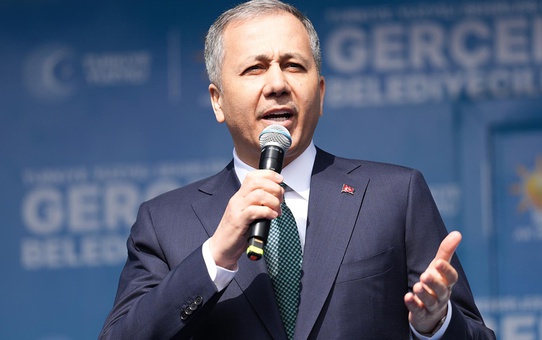 Eski İçişleri Bakanı Ali Yerlikaya, uzun süre sonra Beşiktaş maçında görüntülendi