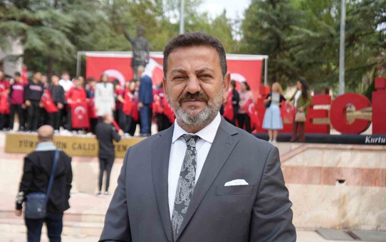 Gaziler ve gençler ellerindeki Türk bayraklarıyla omuz omuza yürüdü