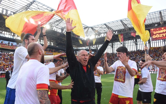 Göztepe, kötü başlangıca rağmen Stoilov'la sözleşme uzattı