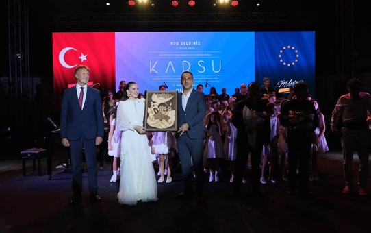 Karsu, memleketi Hatay'ın Defne ilçesinde dayanışma konserinde sahne aldı